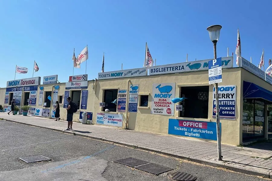 Le biglietterie di Moby, Toremar e Blu Navy una accanto all’altra sulla banchina del porto di Piombino