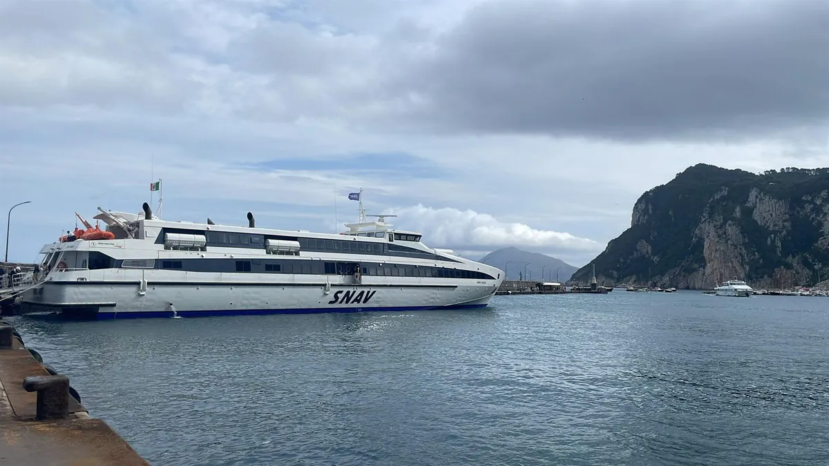L’aliscafo SNAV in banchina a Marina Grande, a Capri, con le rocce dell’isola alle spalle