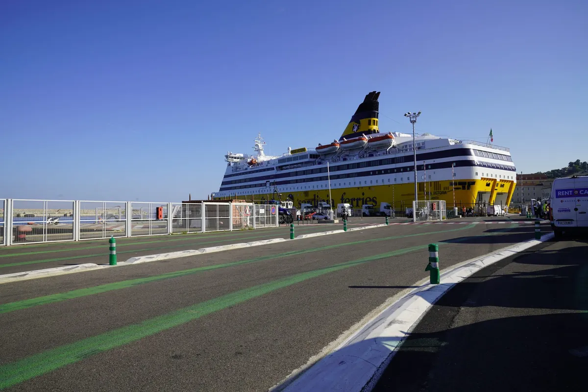 Il traghetto Mega Victoria di Corsica Ferries, con lo scafo giallo e il fumaiolo blu scuro, in banchina a Bastia, visto dalle corsie d’imbarco